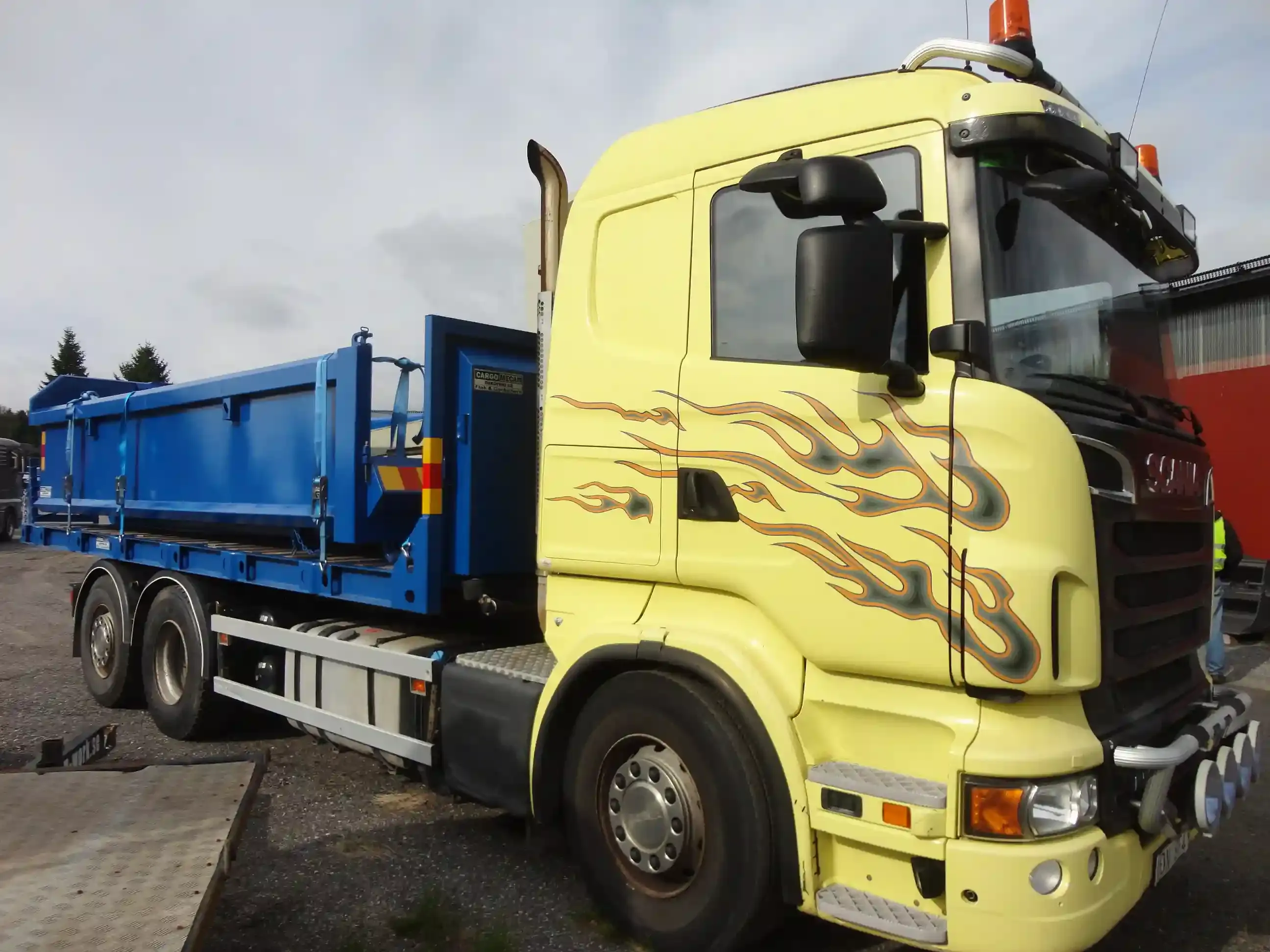 Maskin och schakt pa lastbil 008